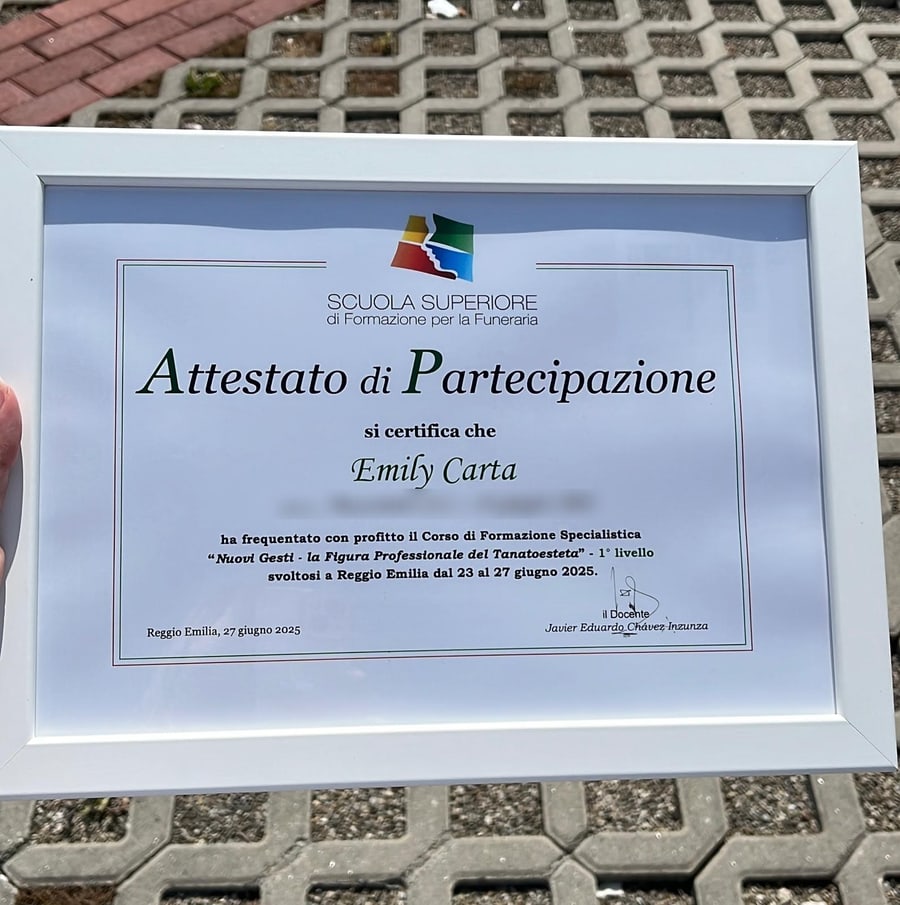 Attestato di partecipazione al corso di formazione specialistica per la figura professionale del tanatoesteta, intestato a Emily Carta