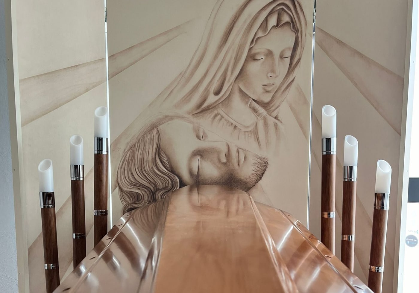 Camera ardente allestita davanti al bassorilievo della Pietà, con ceri accesi