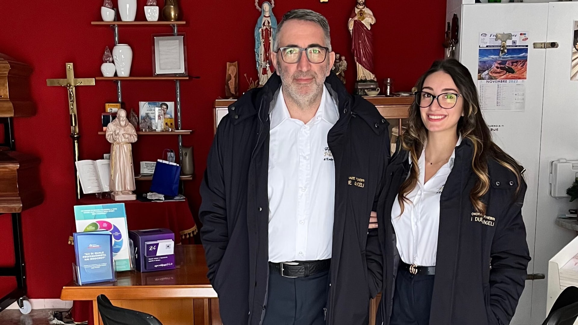 Giuseppe ed Emily Carta nella sede dell'Agenzia Funebre I Due Angeli