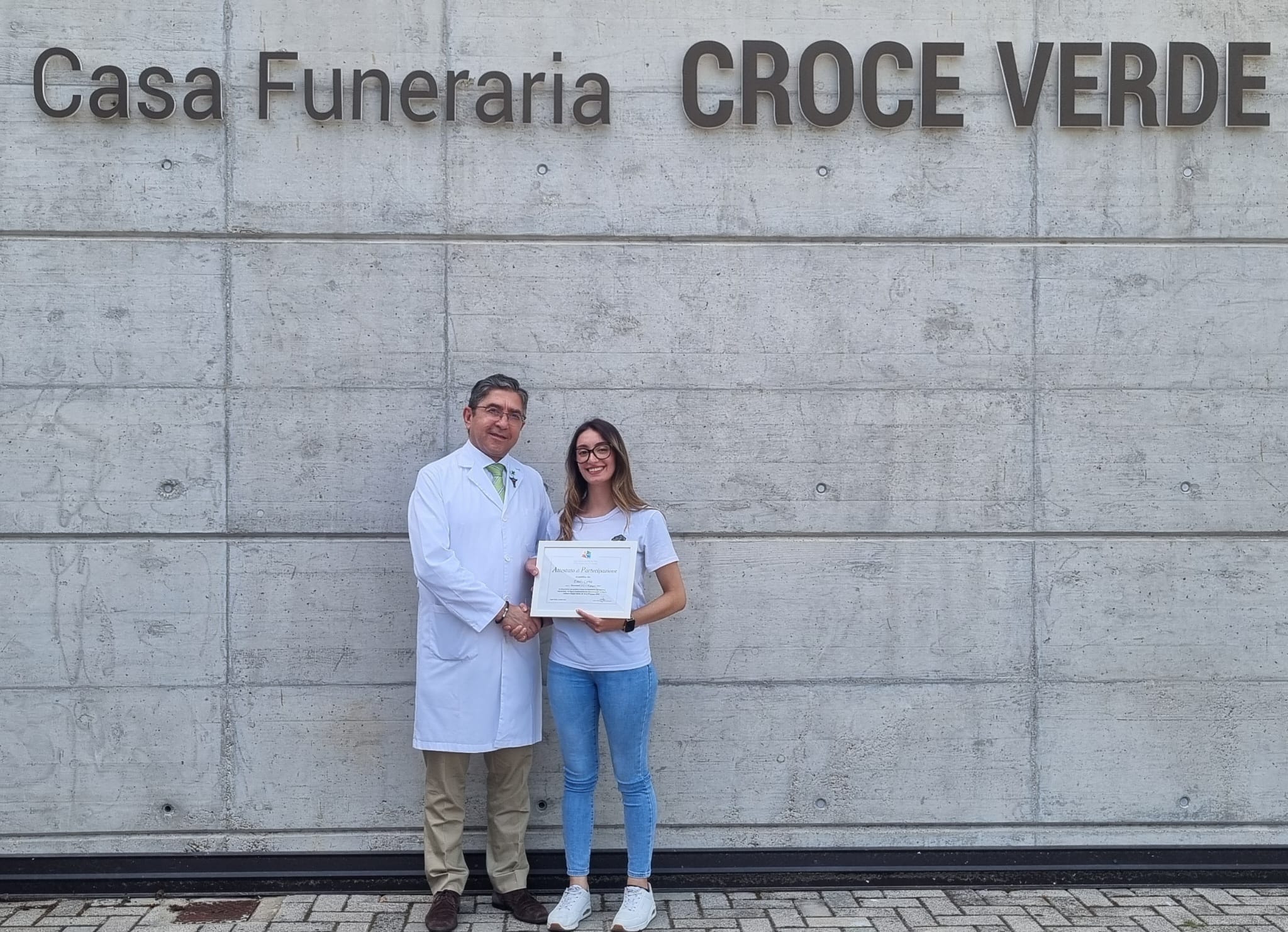 Consegna di un attestato davanti alla Casa Funeraria Croce Verde