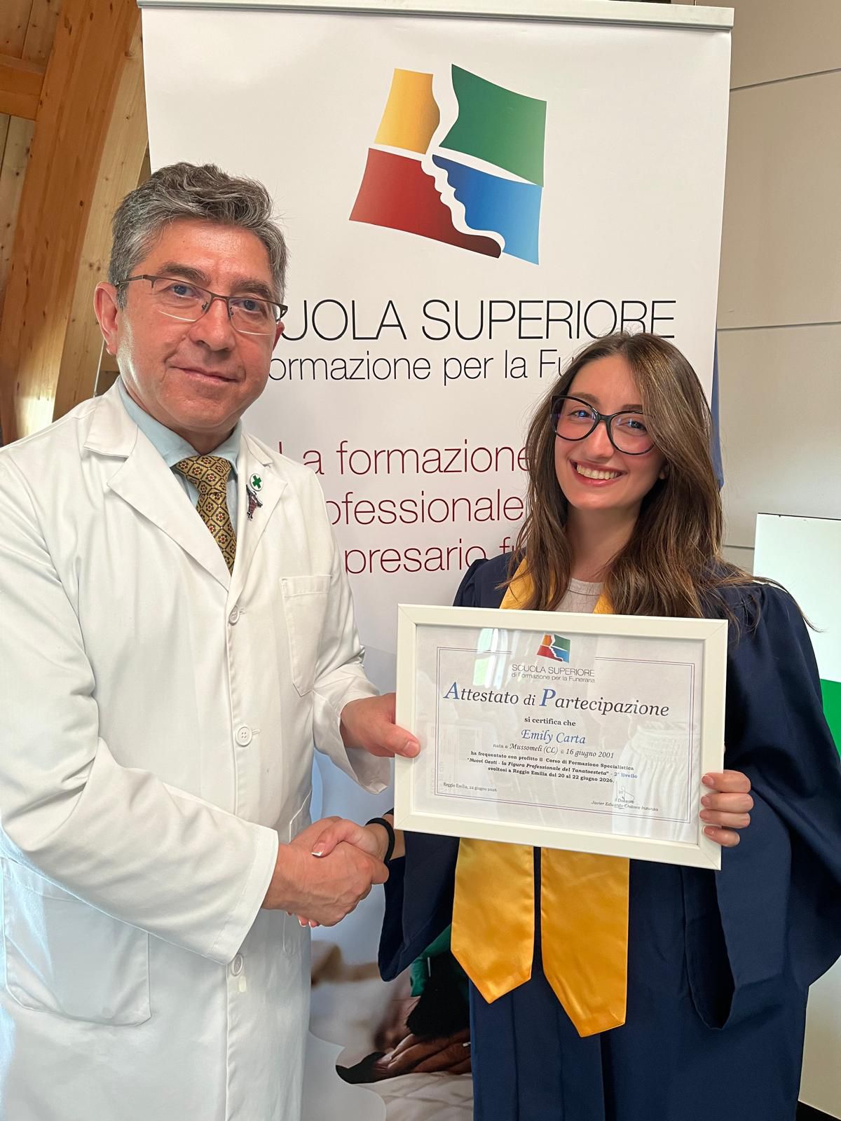 Emily Carta riceve l'attestato di partecipazione al corso della Scuola Superiore di Formazione per la Funeraria